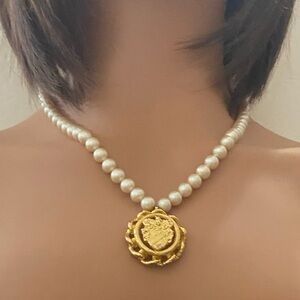Vintage, Hattie Carnegie Gold Emblem and Pearl Necklace